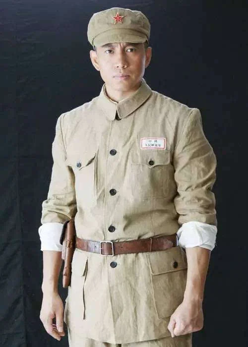 1949年1月 国家军委后勤部首次规定了统一服装样式 并将军装颜色确定