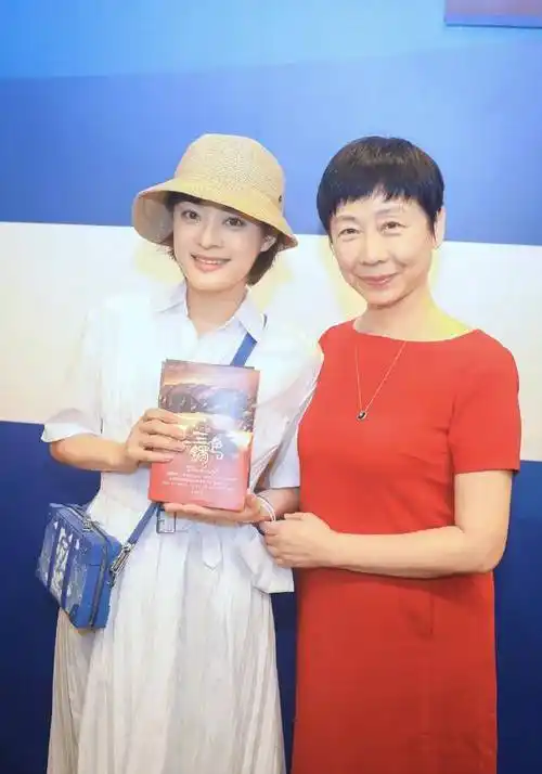 大导演郑晓龙妻子不起眼脸颊干瘦长得不漂亮但却是最优秀的