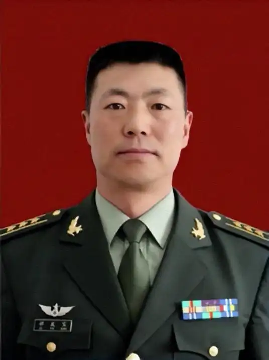 英雄团长祁发宝露面!职务没变,还是上校正团!苗华上将出席