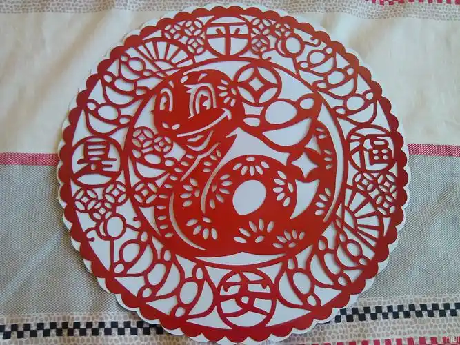 【我家的年味】剪纸画之蛇年大吉