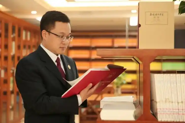 弘扬英模精神夏磊十年耕耘成就案管多面手