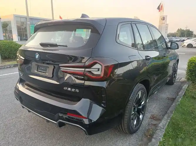 宝马ix3这款碳黑色车身越来越霸气续航能力更长超越电动的想象