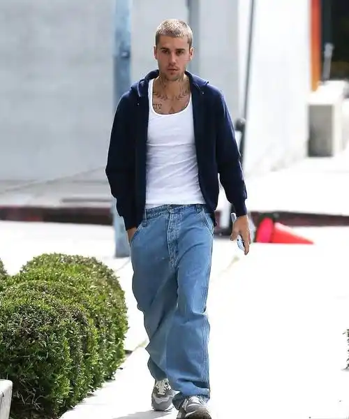 贾斯汀-比伯穿着连帽衫和运动衫休闲现身洛杉矶街头_音乐_家庭_年轻人