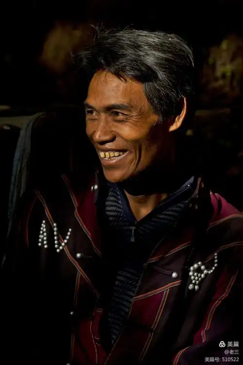 佤族汉子,主动,热情地免费当起了我们的讲解员