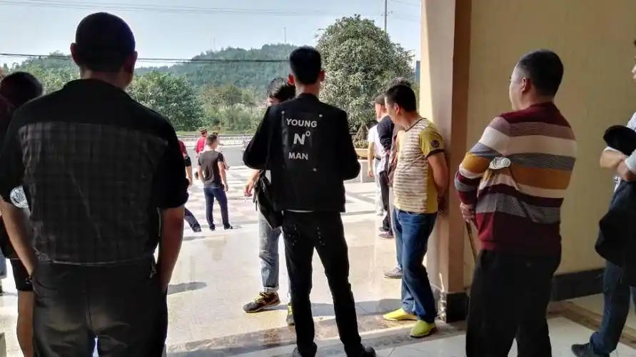 西充温莎小镇售房部这里要打架了,大批社会青年聚集,强行破门!