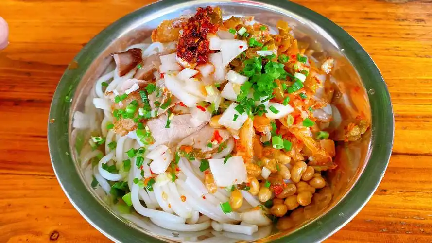 广西桂林特色美食米粉田螺酿啤酒鱼竹筒饭