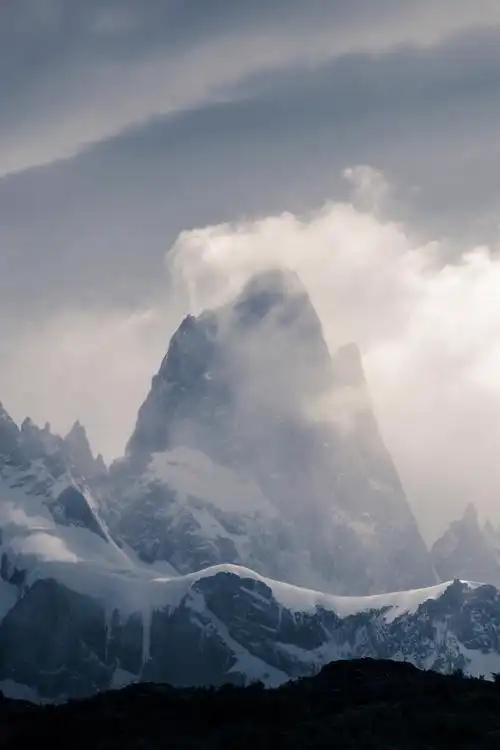 高耸入云的山峰