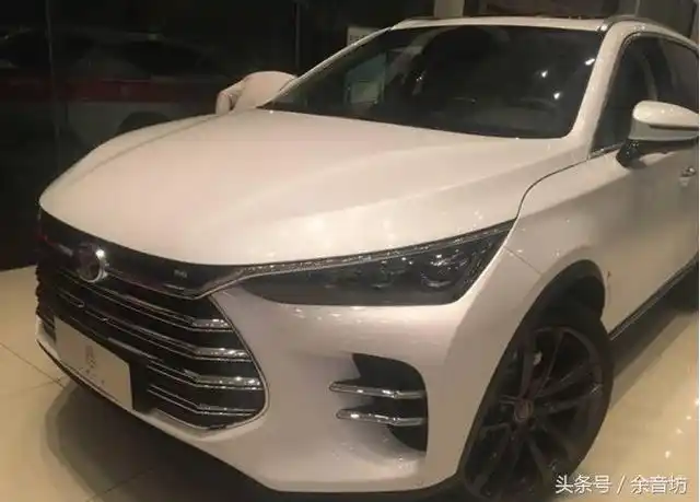 白色比亚迪唐二代已到店现场引大量人员围观