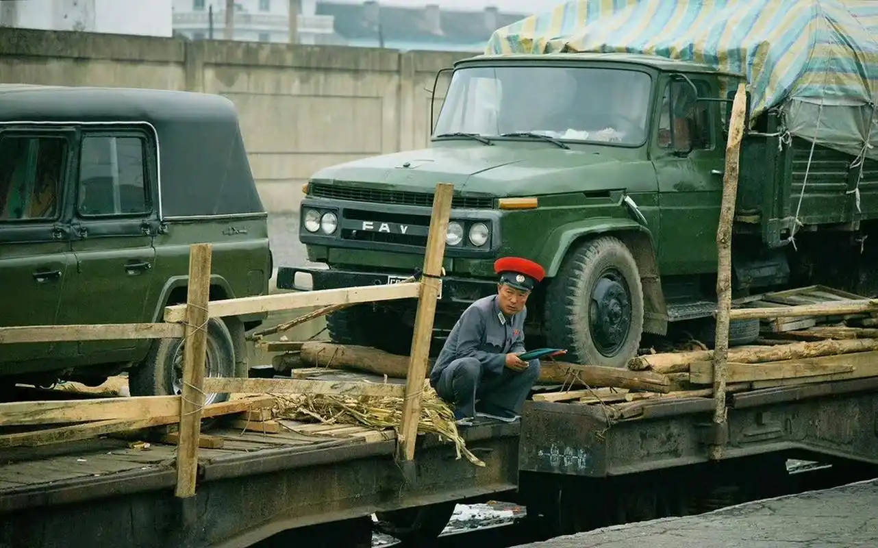 轮渡上的解放ca141(或称为ca1091)双轴卡车,除了朝鲜ca141二汽还卖给