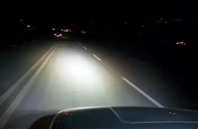 晚上在高速开车,这5个技巧要掌握,老司机:建议新手司机多学习-新浪汽