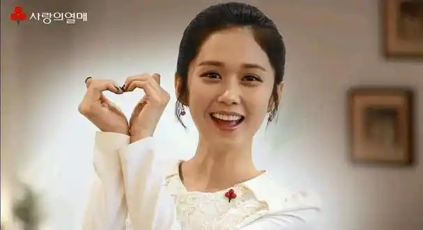 最近,韩国女演员张娜拉在社交媒体上发布了她的随拍照片,这引起了网友