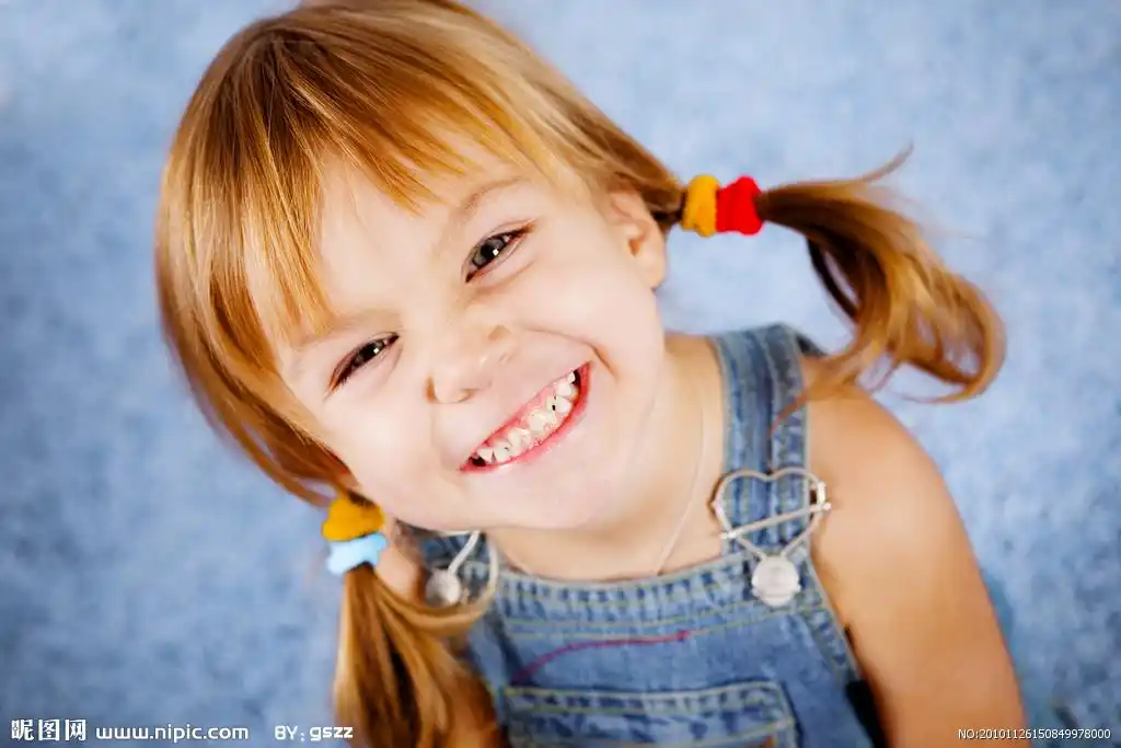 微笑可爱的小女孩图片