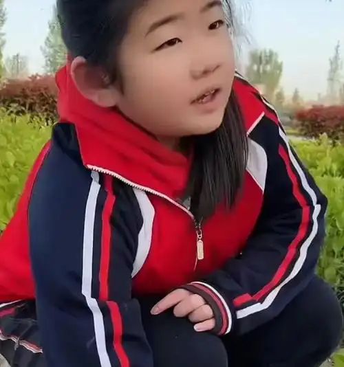 山东小姑娘卖菜女子挑了菜准备扫码付钱时小姑娘回答让人心酸