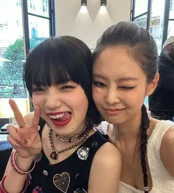 gd前任们同框jennie合照小松菜奈亲昵贴脸韩网讨论炸了