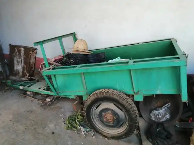 自己找人焊的手扶拖拉机斗材料很厚重附带两条备胎