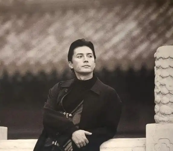 他被称亚洲第一美男,孤儿出身却自带贵气,72岁无妻无子与狗相伴|尊龙