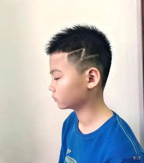 小男孩儿烫完也是相当的时尚,蓬松又有线条感,两鬓头发推短,凉快有