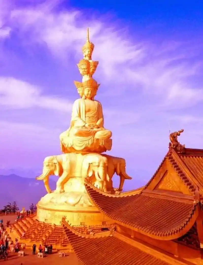 天下云上一方净土——峨眉山金顶大佛简介 峨眉山金顶大佛,位于中国