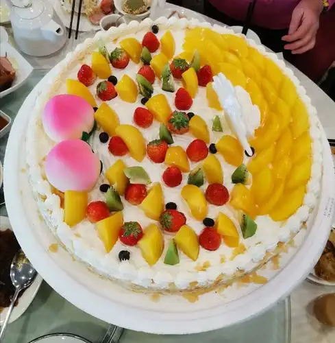 漂亮大气的八十大寿生日蛋糕,表达了小辈们对长辈华密娜女士的敬意和