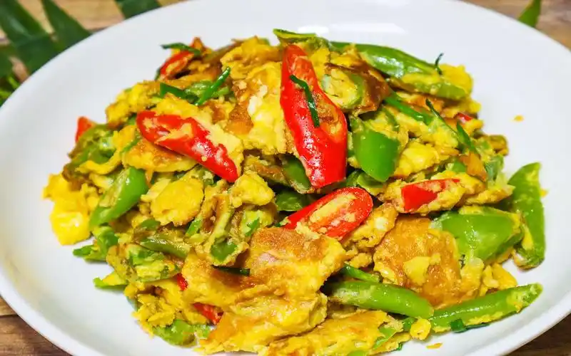 尖椒炒鸡蛋很多人都做错了,大厨教你几个小技巧,鲜香下饭超好吃