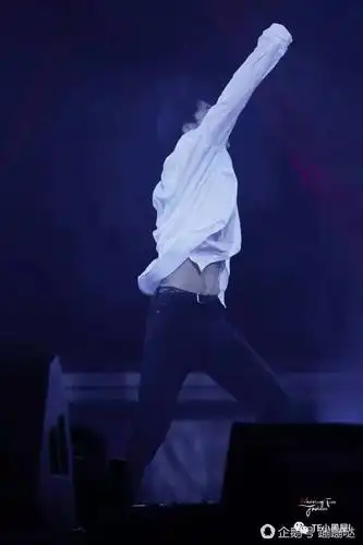 易烊千玺的腹肌简直了,这个男孩儿才16岁,撩你是认真的啊!