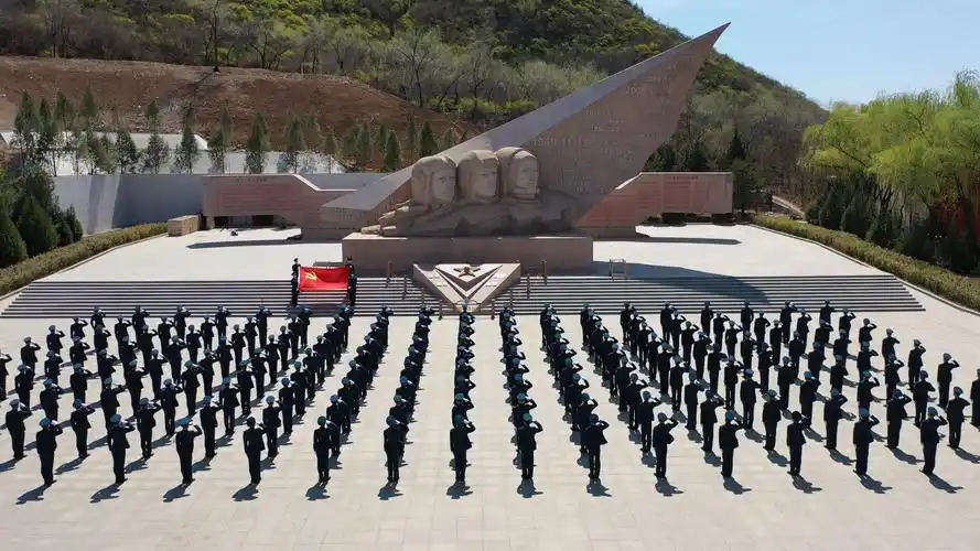 蓝天英雄纪念墙下的对话——空军某旅官兵深切缅怀蓝天英烈活动侧记