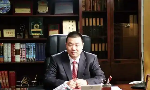 名不见经传的马兴田,偶然结识了当地大财阀 许德仕 的二女儿 许冬瑾 .