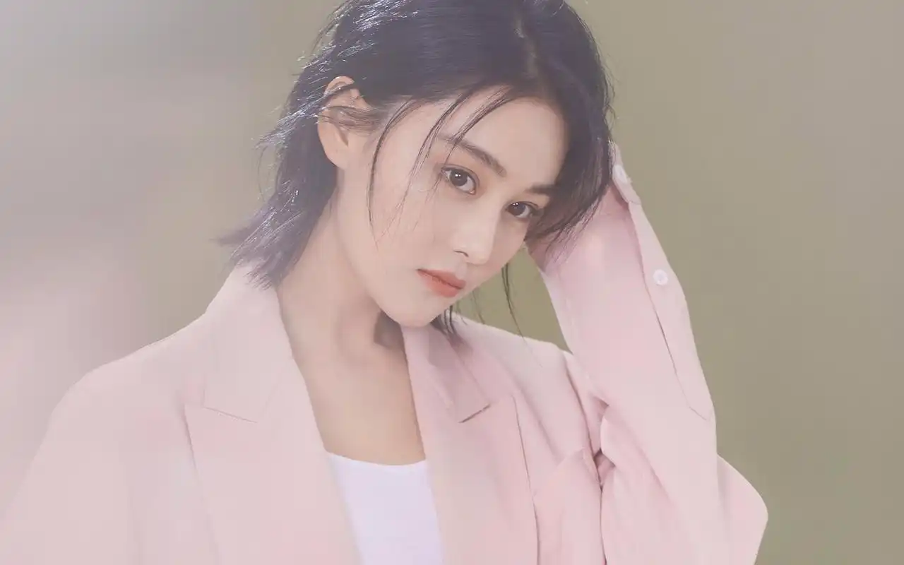 张馨予短发超美性感写真图片桌面壁纸