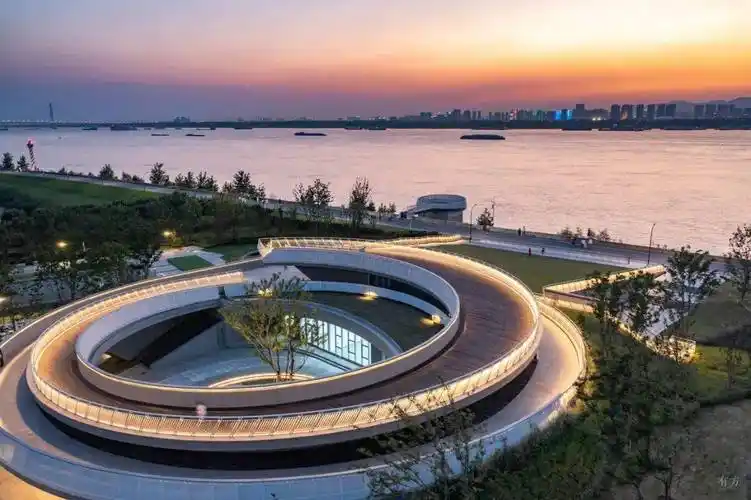 突破实用主义:南京江心洲排涝泵站配套用房_建筑_空间_江堤