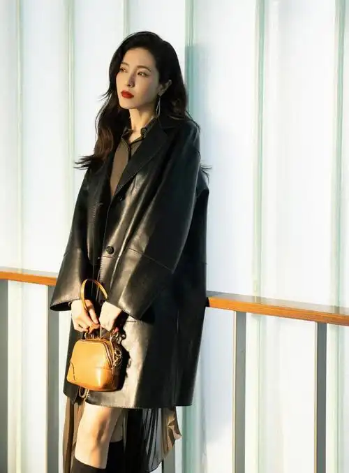 曾黎真女明星出街皮衣长裙美艳慵懒红唇卷发又a又飒