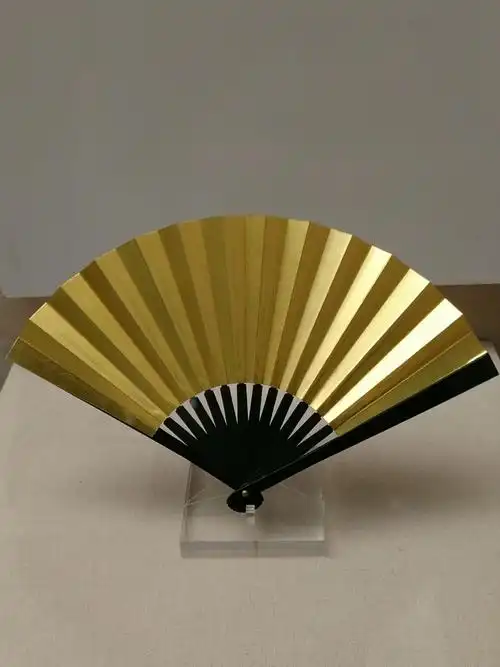 中国扇博物馆的形状不同,风格迥异,大小不一,材料不同的扇子,把它集在