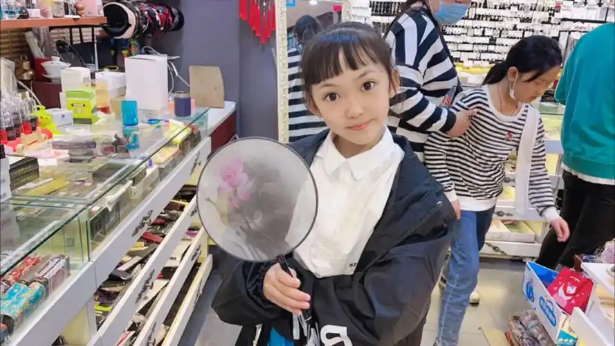 晨妤买古风扇子妈妈不给买,最后自己花15买了幸运瓶,妈妈真小气