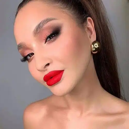 收藏烈焰红唇妆