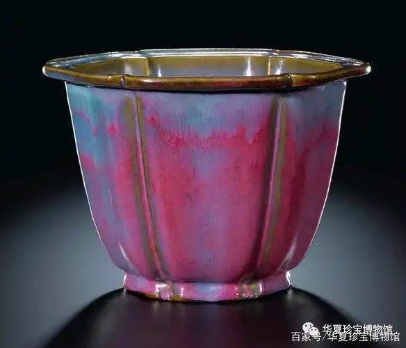 钧窑天蓝玫瑰紫釉棱口花盆,呈现变幻莫测的钧窑之美