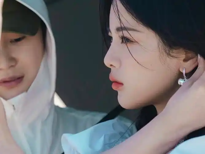 杨超越海边大片一袭白色连衣裙爱心耳环点缀发丝飞扬