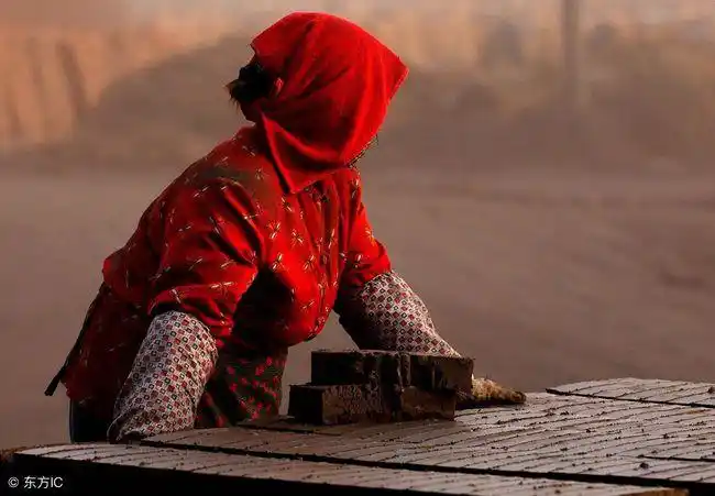 淮北窑厂女工那一双粗壮黝黑的大手无声中滋养着全家的富足