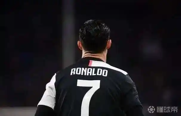 足球高清图片第一期本期为c罗背影图源无网络收集