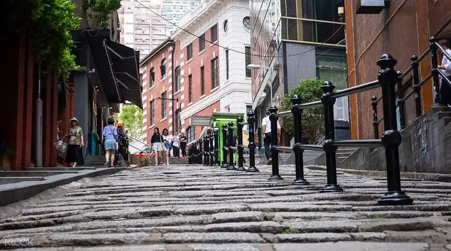 游览香港著名的酒吧街兰桂坊以及怀旧特色的石板街