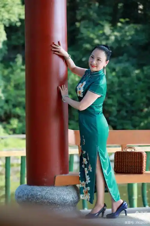 【旗袍成全了女人的婀娜与风情】