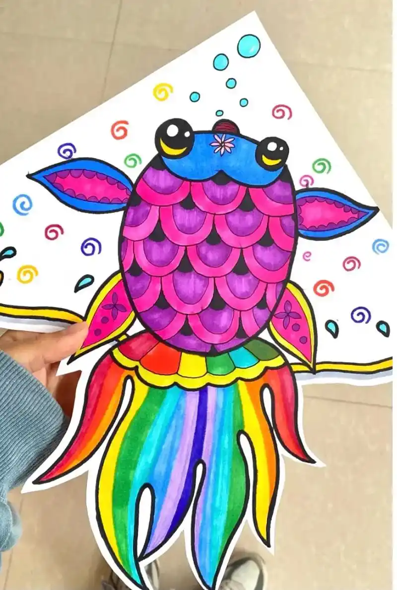 第三幅:彩虹鱼风筝09材料:白卡纸 马 - 抖音