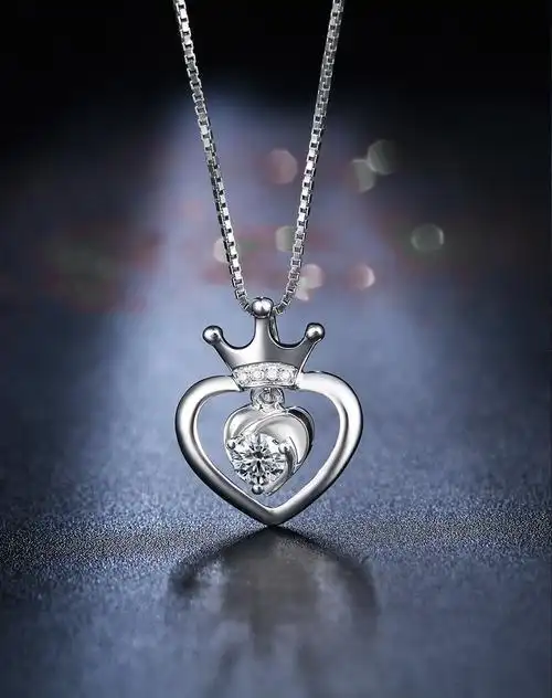 周六福珠宝专场周六福 白18k金创意心形皇冠钻石吊坠0214-dr00326a