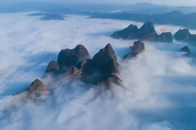 云海奇峰. 黄勇士 摄于广西河池市凤山县