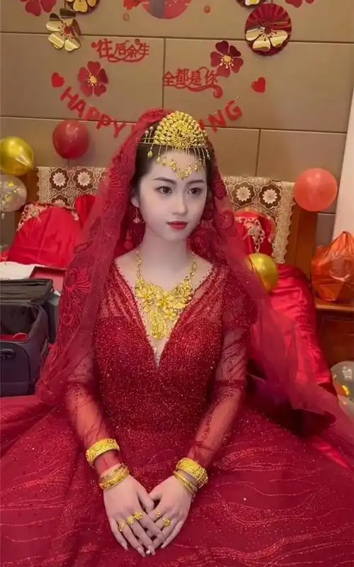 福建新娘一身红衣美不胜收,身上戴满金首饰,知情人:彩礼228万_网易