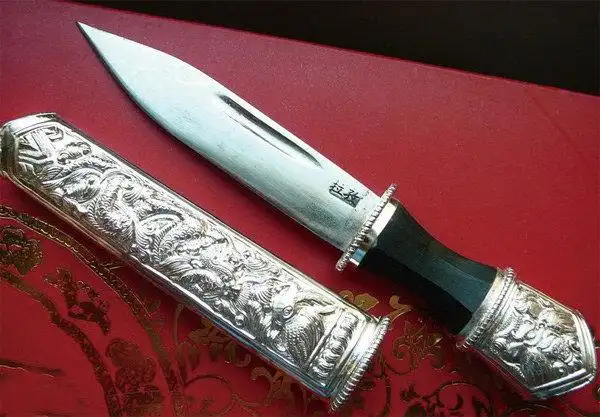 拉孜县刀匠普达瓦打造的拉孜藏刀,其制刀技艺精湛.