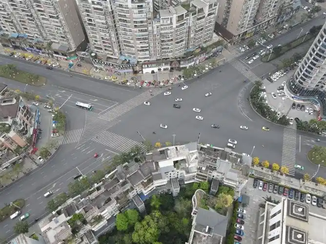 春华路-凤凰路交叉路口原貌