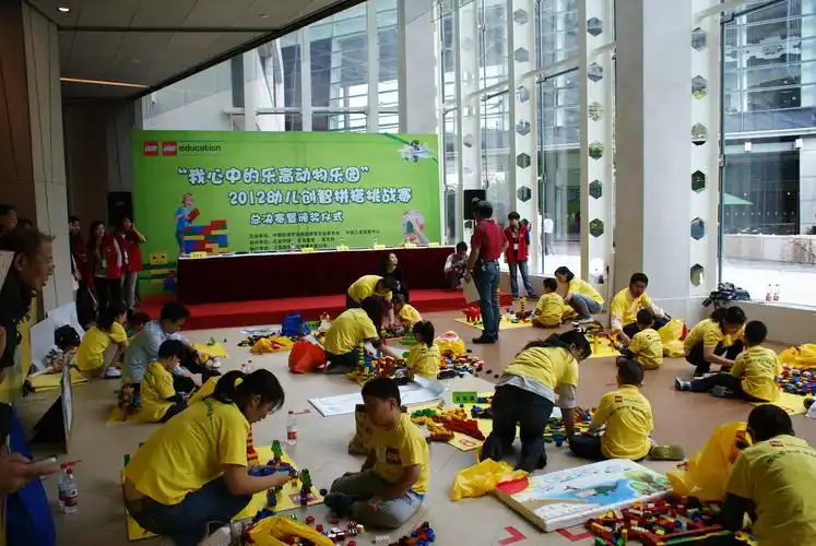 2012乐高智拼大赛家庭组比赛中,小朋友们充分发挥创意和想象