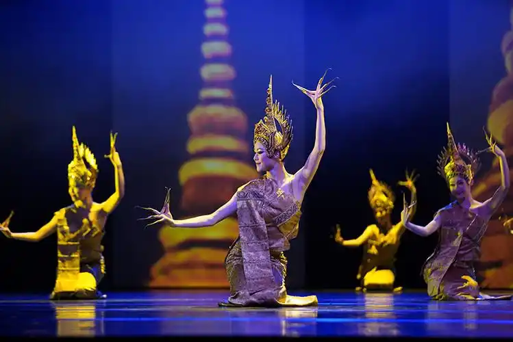 长甲舞是傣族民间舞蹈,原为男子舞蹈,手戴竹甲,后由女子跳,改戴金色长