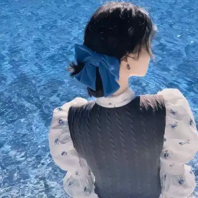 氛围感真人女生头像蓝色系高清意境图片