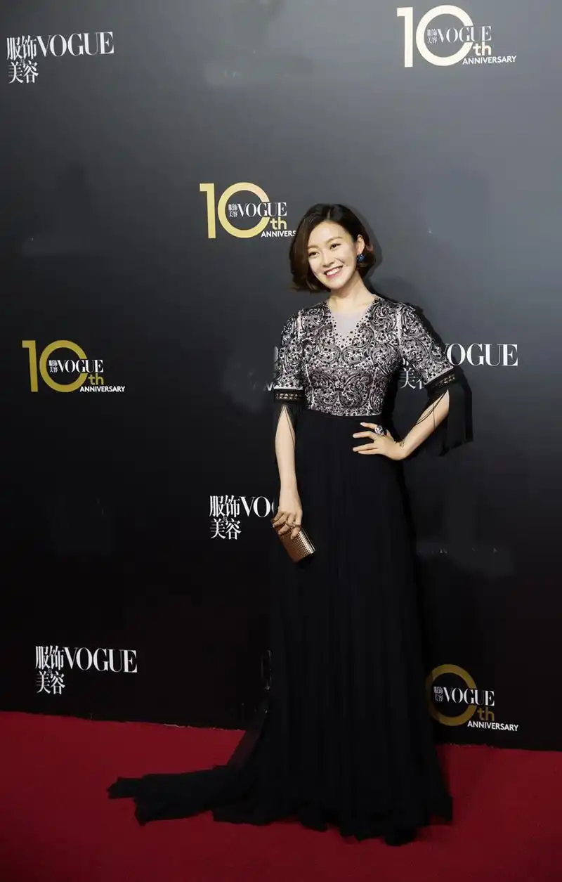 组图:常思思灰色镂空礼服亮相活动 笑容甜美_高清图集_新浪网