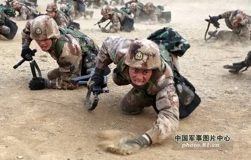 济南军区某机步旅进行战术基础课目训练